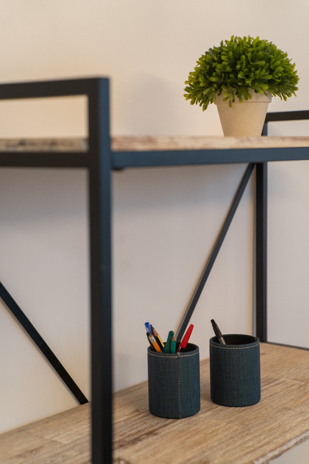 Detalhe de mesa / Canetas